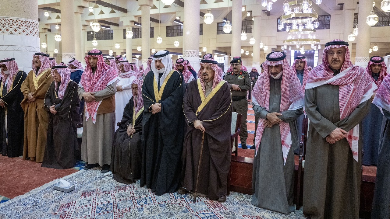 بالصور .. أمير الرياض يؤدي صلاة الميت على فهد السديري