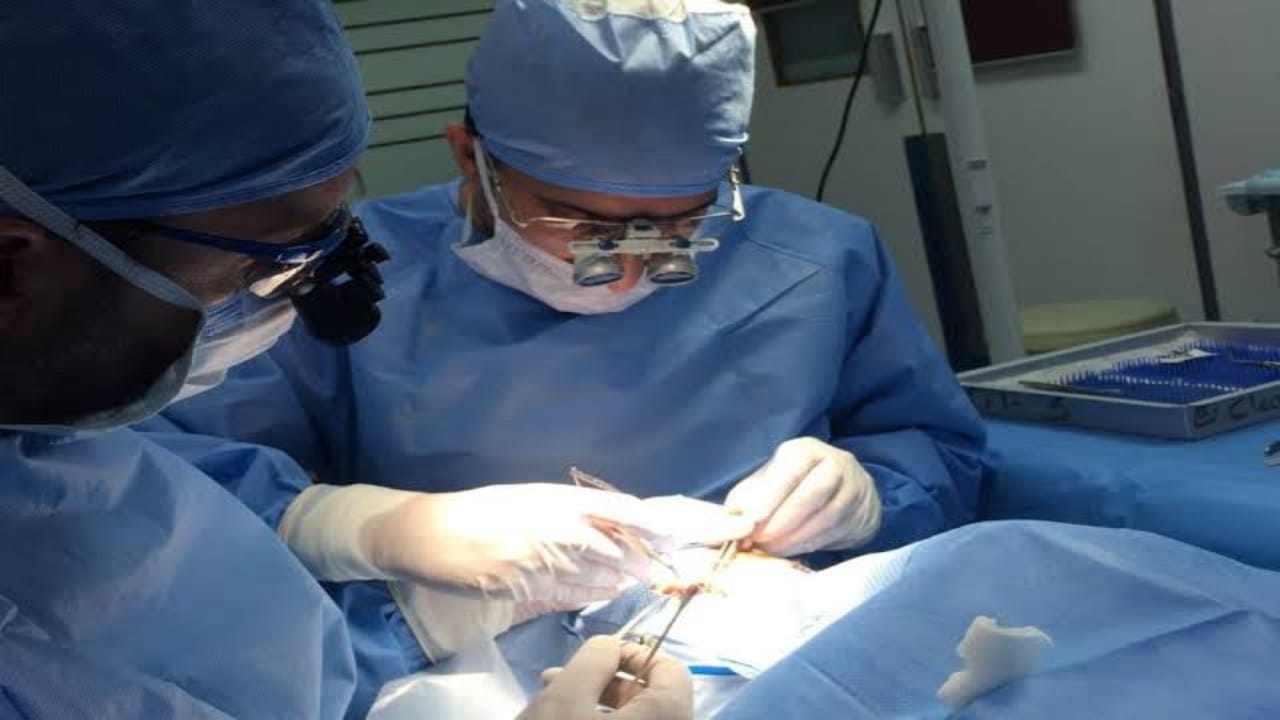 فريق طبي بالطائف ينهي معاناة مريض بعد استئصال كتلة غريبة من عنقه 