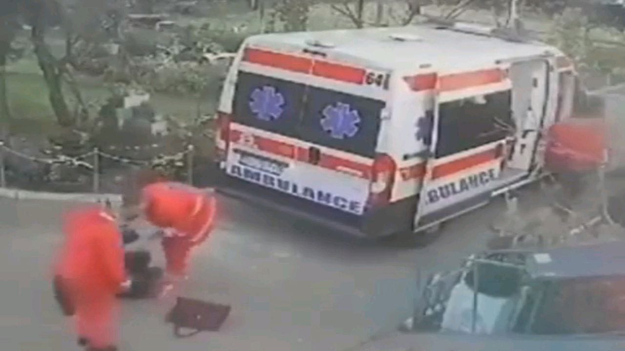 شاهد: “دهستها سيارة إسعاف”.. العناية الإلهية تنقذ امرأة من موت محقق