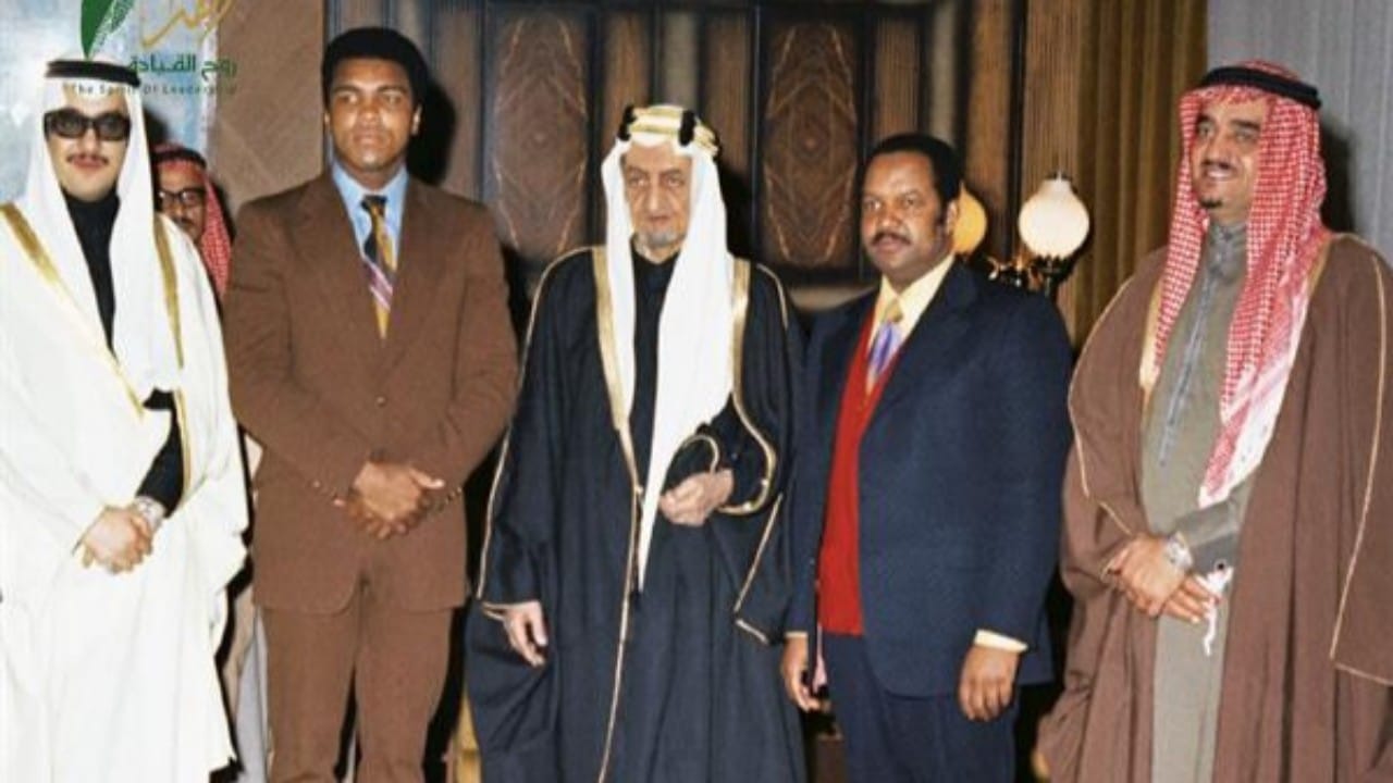 شاهد.. صورة قديمة للملك فهد والملك فيصل مع الملاكم محمد كلاي قبل 51 عاما 
