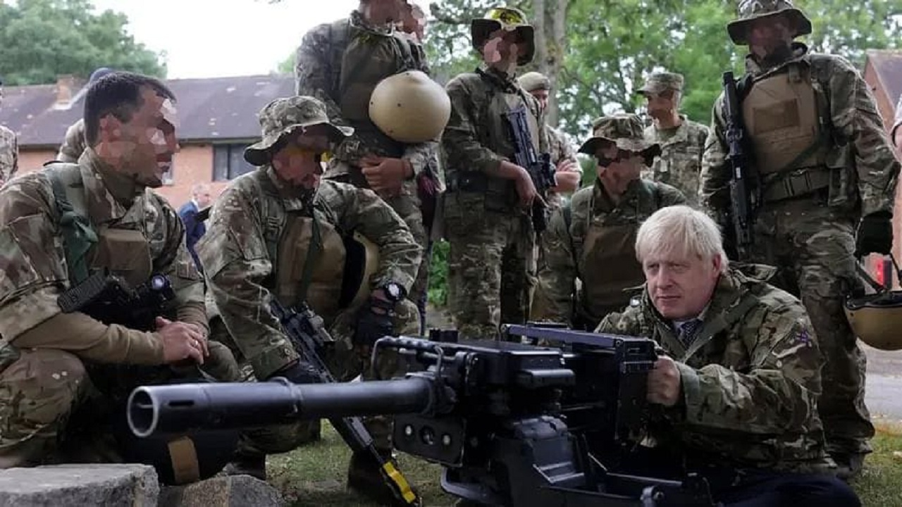 “جونسون” يحمل السلاح خلال زيارته لجنود الجيش الأوكراني بكييف