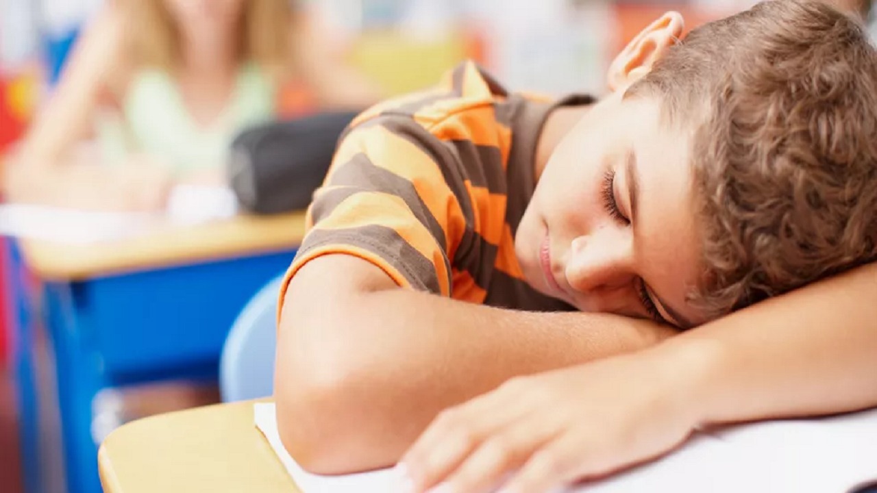 6 علامات لقلة النوم تؤثر على الأداء الدراسي للطفل