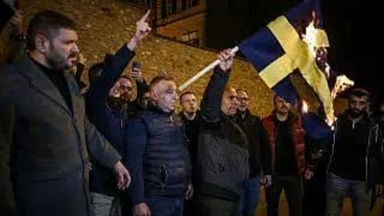 السويد تغلق سفارتها في تركيا بسبب تظاهرات تندد بحرق المصحف الشريف