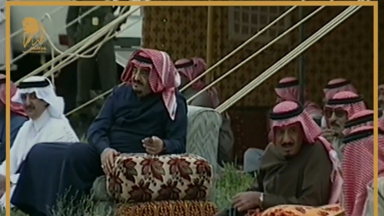 فيديو نادر يوثق حديث جانبي بين الملك فهد والملك سلمان في روضة التنهات