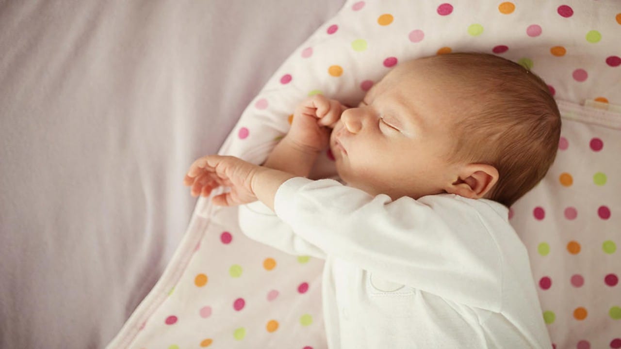 اكتشاف سبب مهم وراء ركل الأطفال حديثي الولادة العشوائي