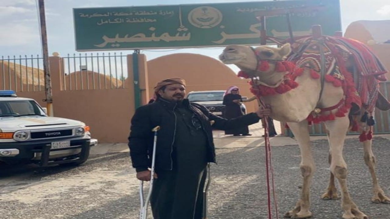 بالصور.. مواطن يتحدى الإعاقة ويحقق حلمه بالذهاب بالجمل من مكة إلى الرياض