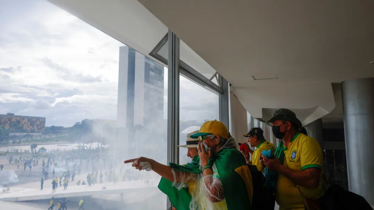 فيديو..أنصار رئيس البرازيل السابق يقتحمون قصر الرئاسة والمقرات الحكومية