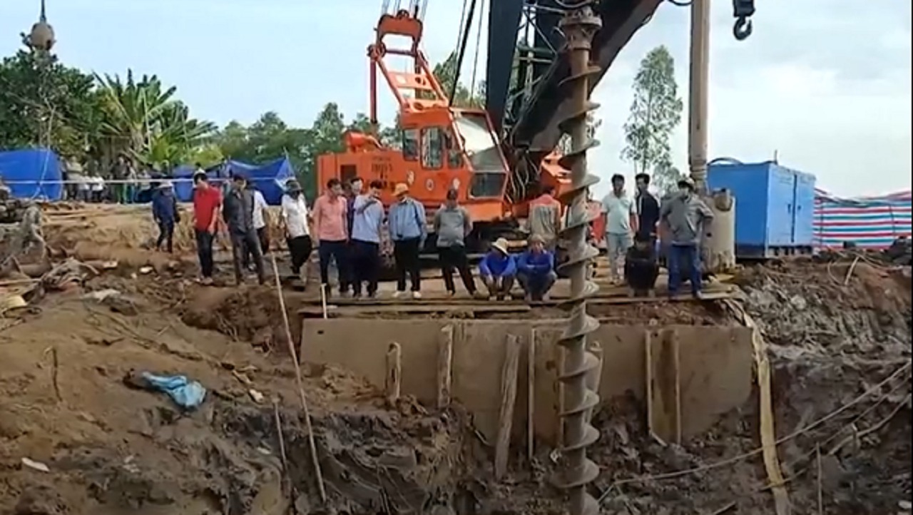فيديو..مأساة الطفل ريان تتكرر بسقوط طفل فيتنامي في حفرة عميقة