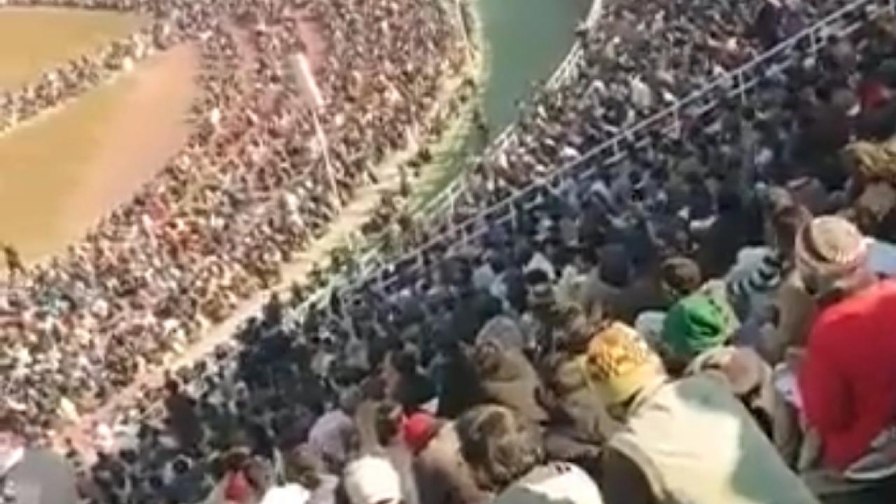 بالفيديو.. أكثر من 30 ألف طالب عمل يملأون الملعب الباكستاني للالتحاق بالشرطة