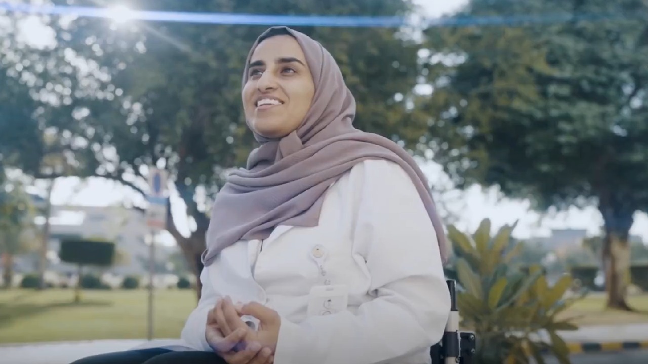 بالفيديو .. مواطنة تتحدى إعاقتها وتسطر أروع مثال على النجاح في العمل