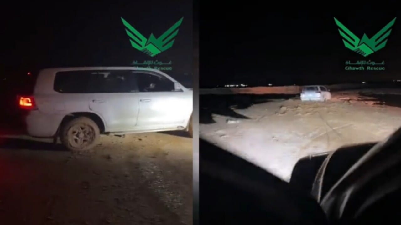 بالفيديو.. إخراج سيارة عالقة في مستنقعات سيول الرياض