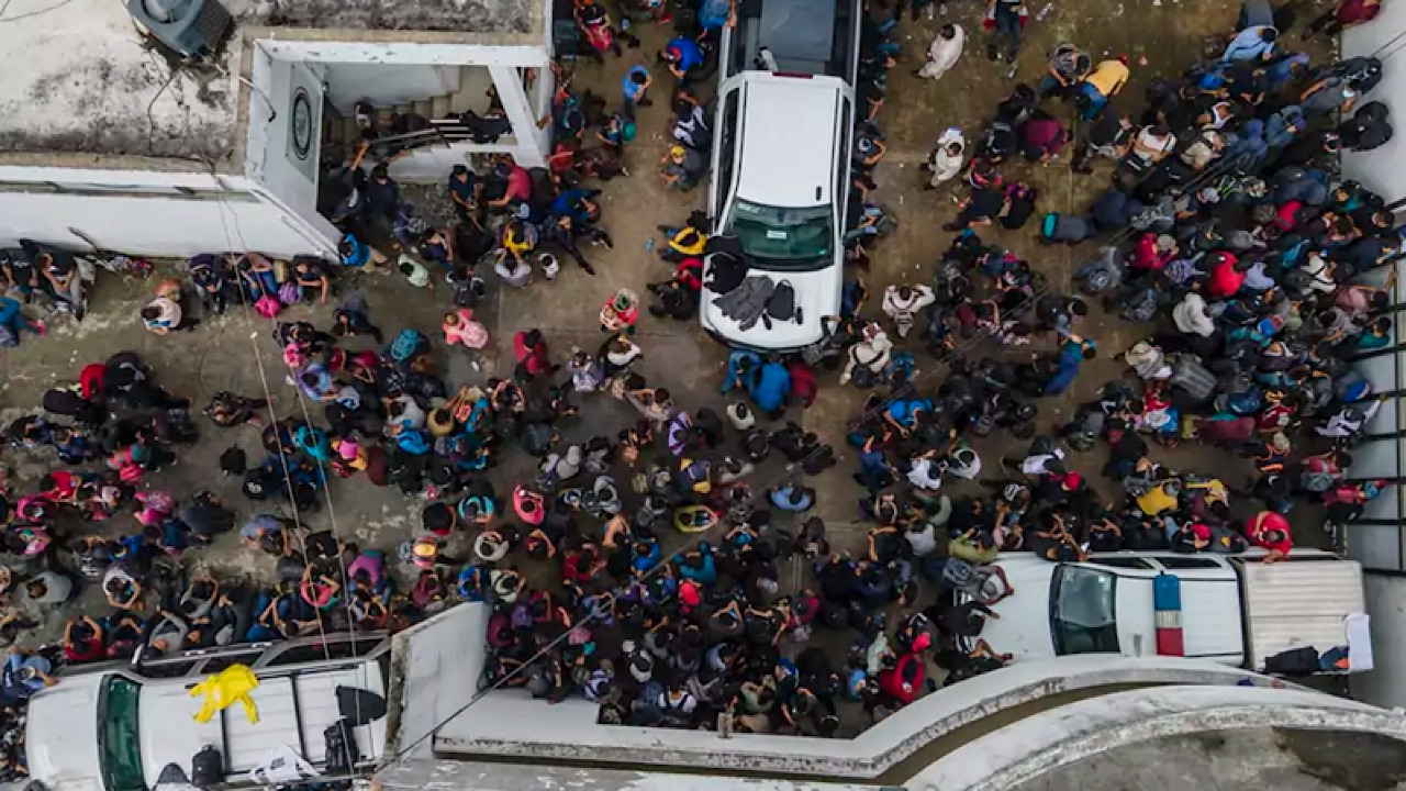 السلطات المكسيكية: العثور على 269 مهاجرًا داخل إحدى المقطورات