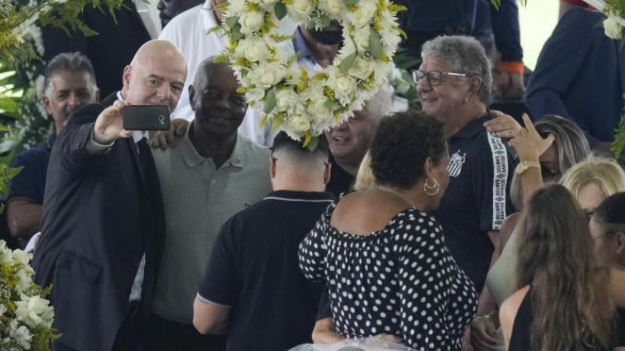 رئيس “الفيفا” يتعرض لانتقادات بسبب صورة “سيلفي” قرب نعش بيليه