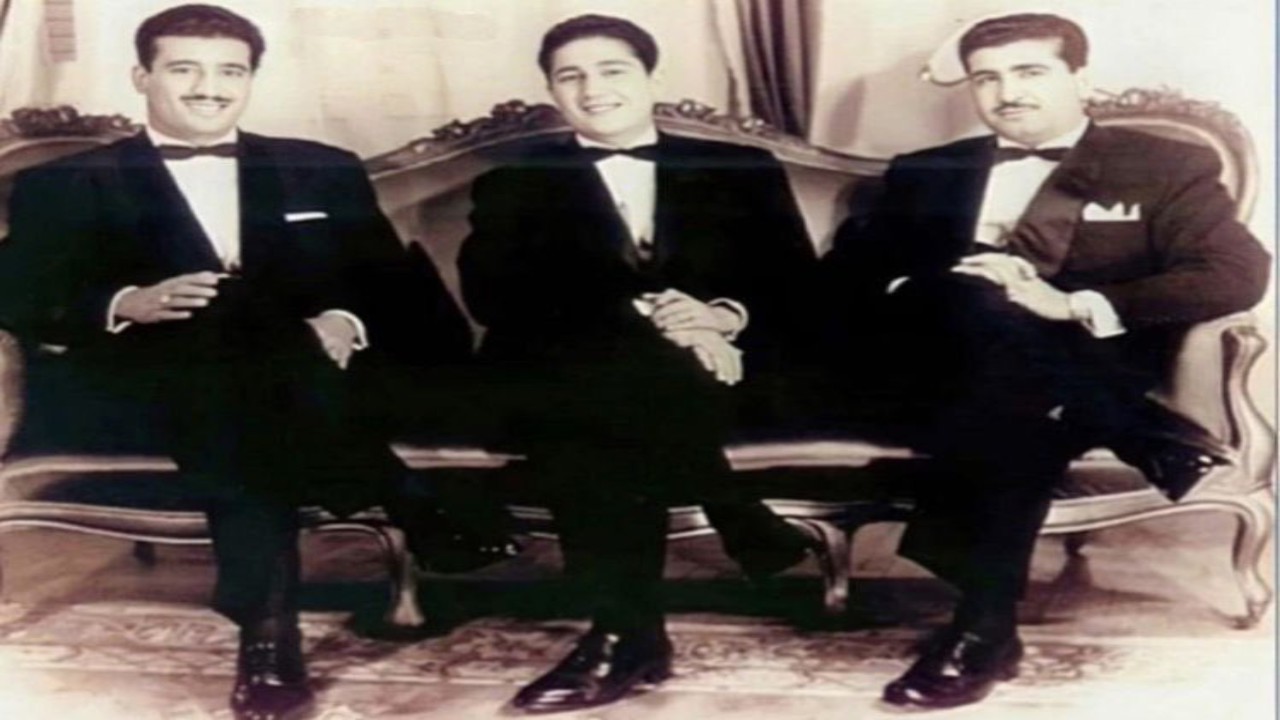 صورة نادرة للملك سلمان رفقة الأمير ماجد والأمير فواز