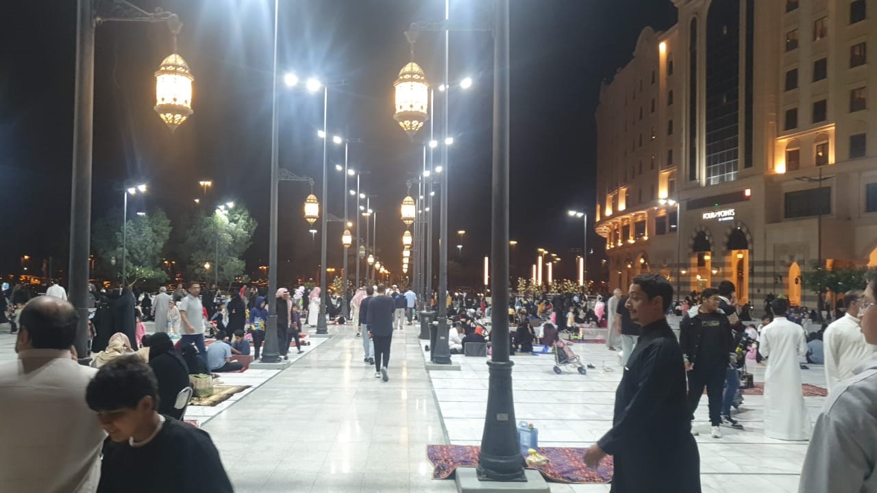 شاهد..استمتاع السياح والمعتمرين بالأجواء المطرية الجميلة في مكة