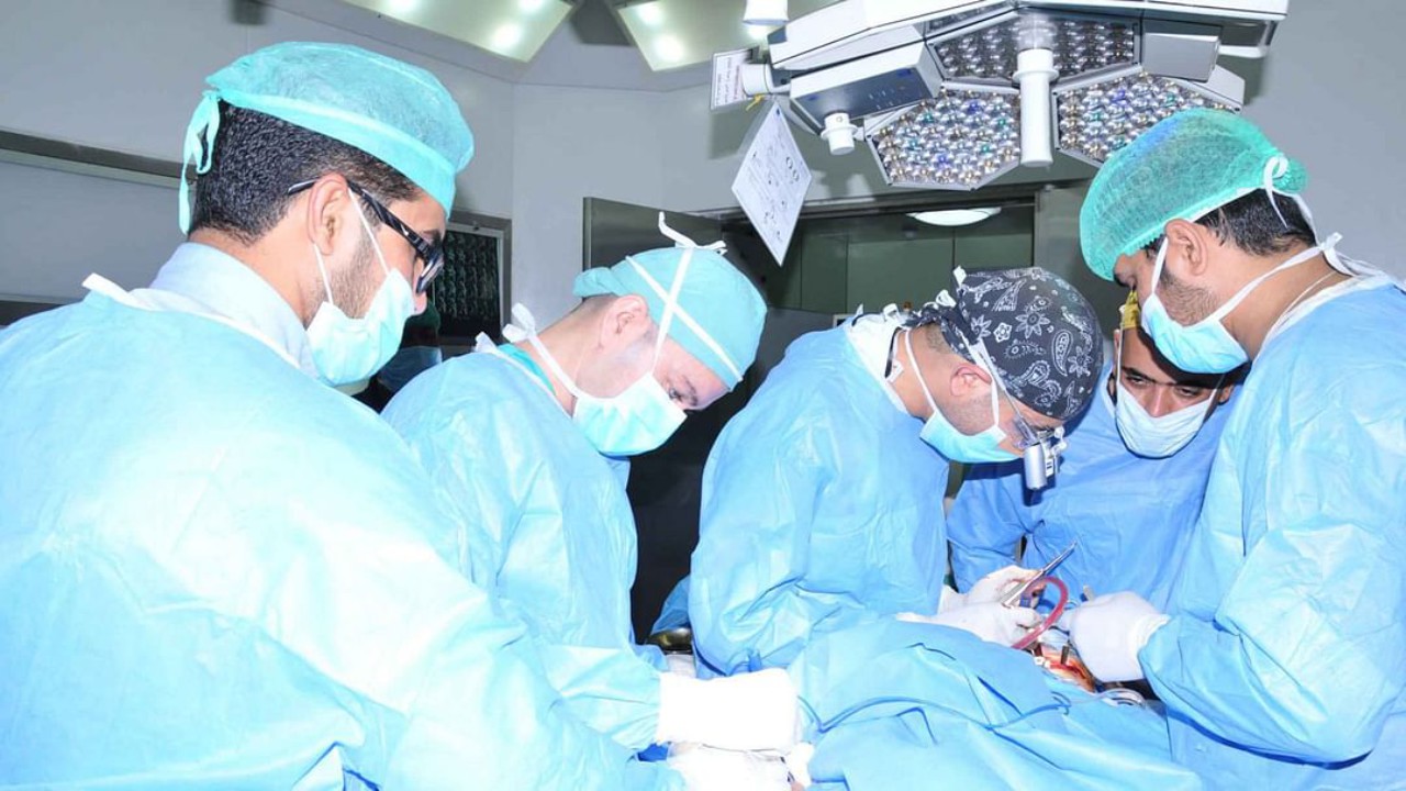 طبيب ينسى شاش طبي داخل جسم مريضة بعد العملية
