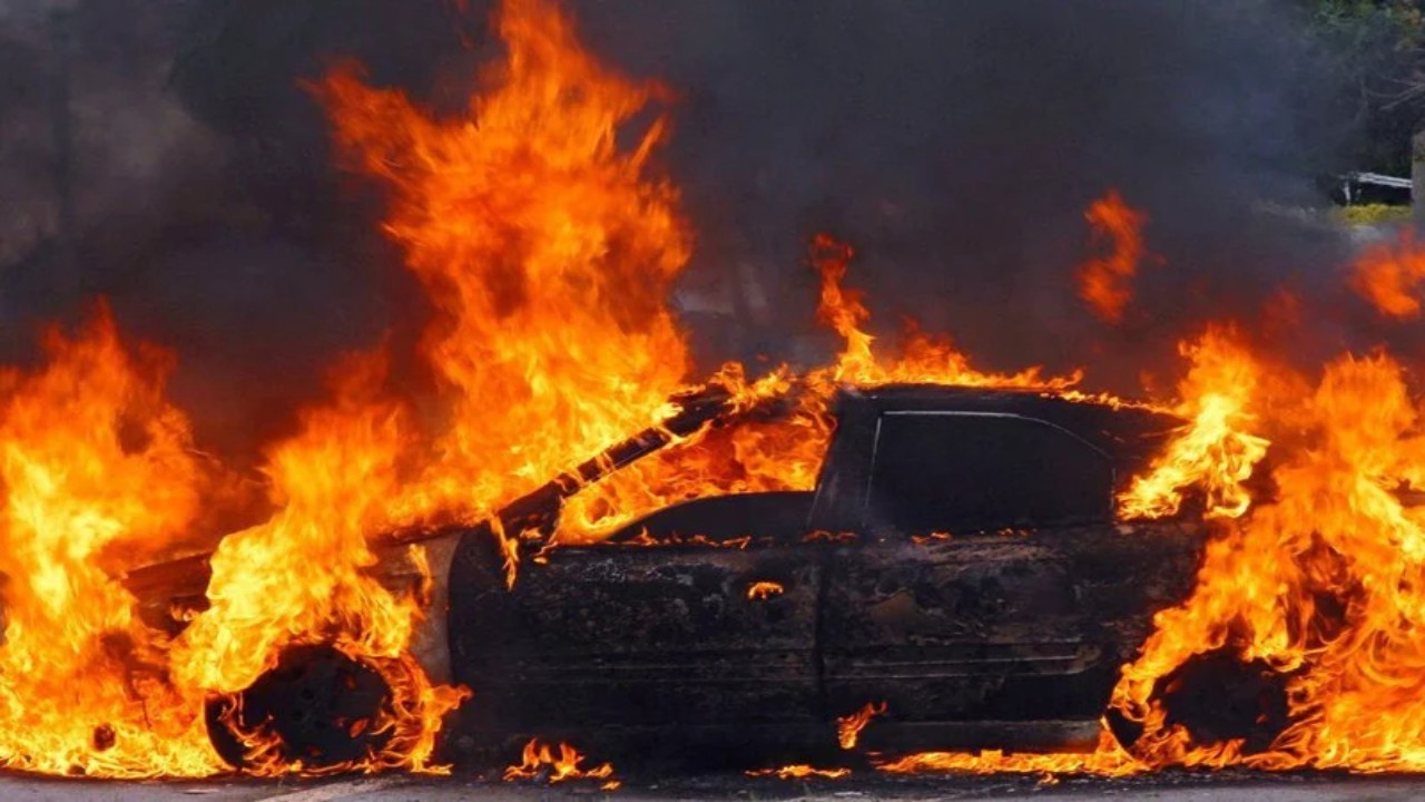 شاب يحرق سيارة فتاة بحجة “طرد الجن”