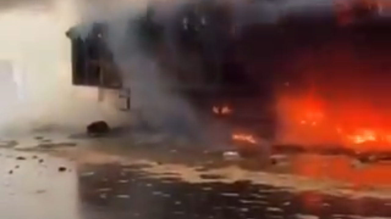 بالفيديو.. صاعقة رعدية تشعل النيران في شاحنة بالليث
