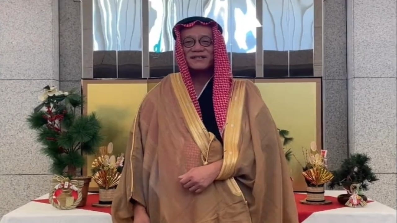 بالفيديو.. السفير الياباني يرتدي الزي السعودي ويهنئ القيادة وشعب المملكة بالعام الجديد