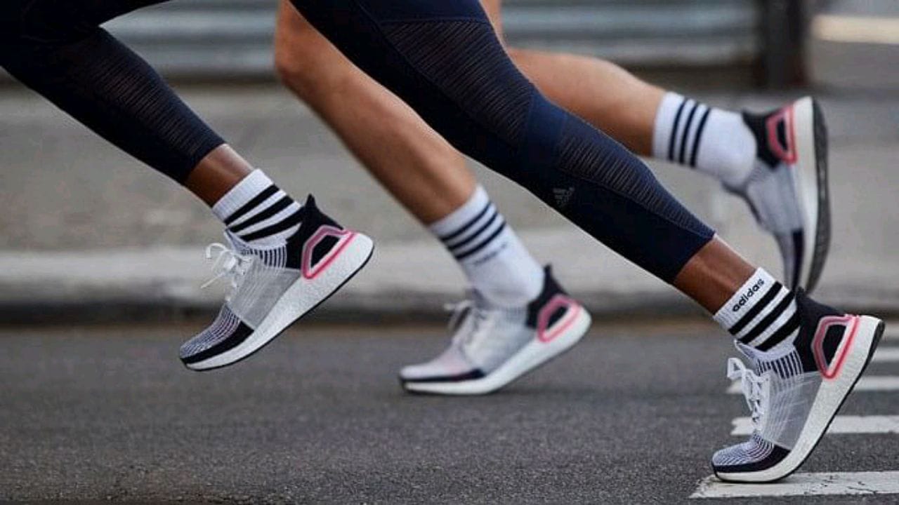 الصحة تحدد مواصفات أحذية رياضات المشي والجري وكرة القدم