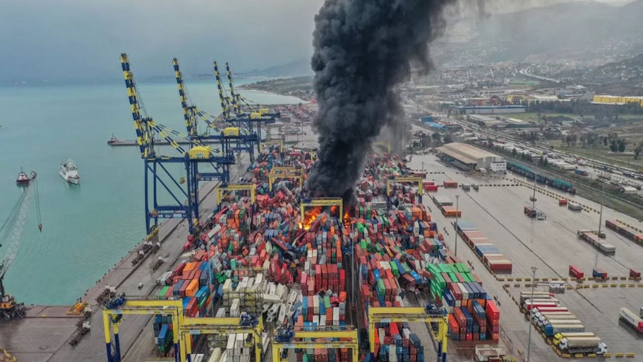 فيديو..إندلاع حريق هائل بميناء إسكندرون التركي