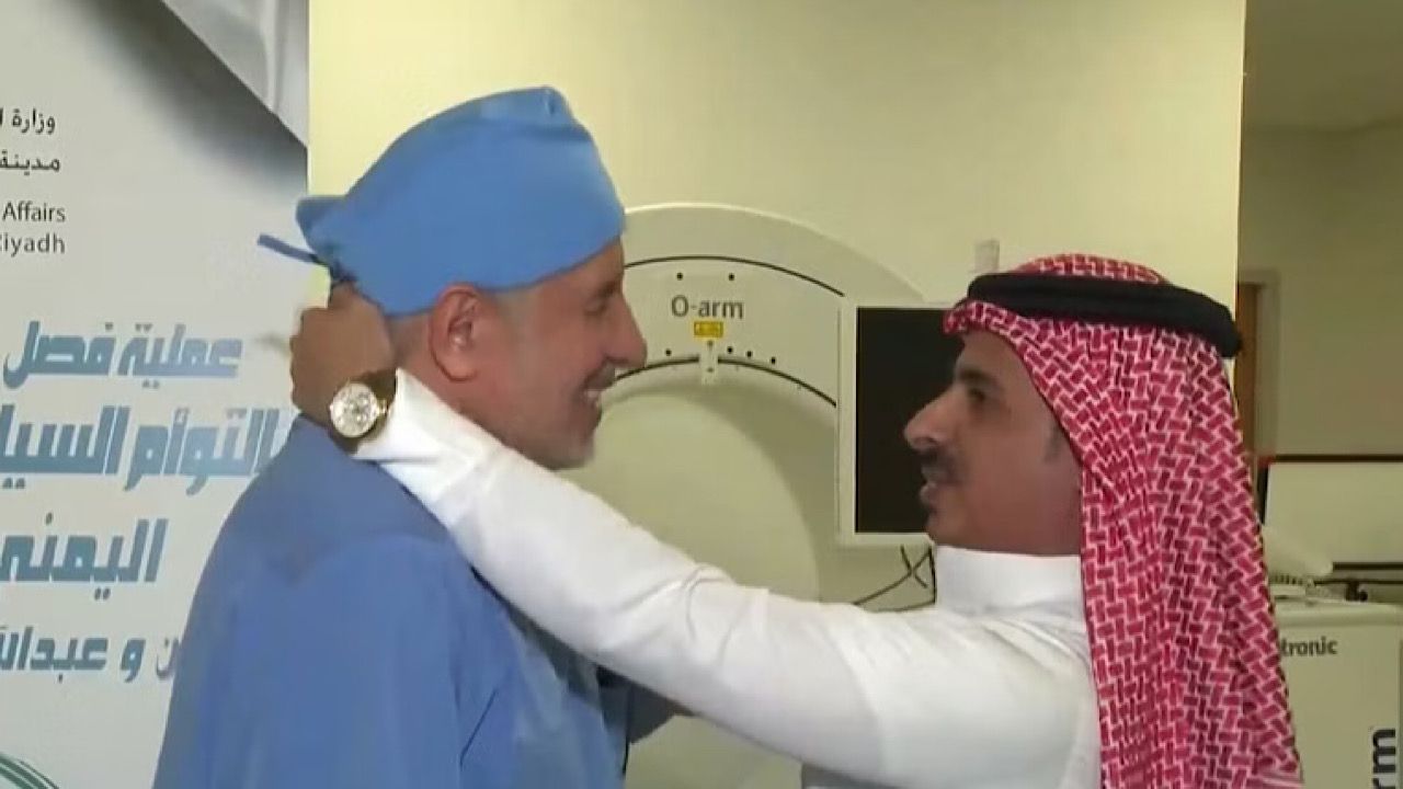 بفرحة عارمة.. والد التوأم السيامي اليمني يُصر على تقبيل رأس &#8220;الربيعة&#8221; (فيديو)