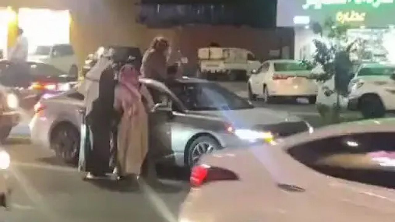 بالفيديو.. شباب يقدمون القهوة في أحد الشوارع بحائل في ذكرى يوم التأسيس