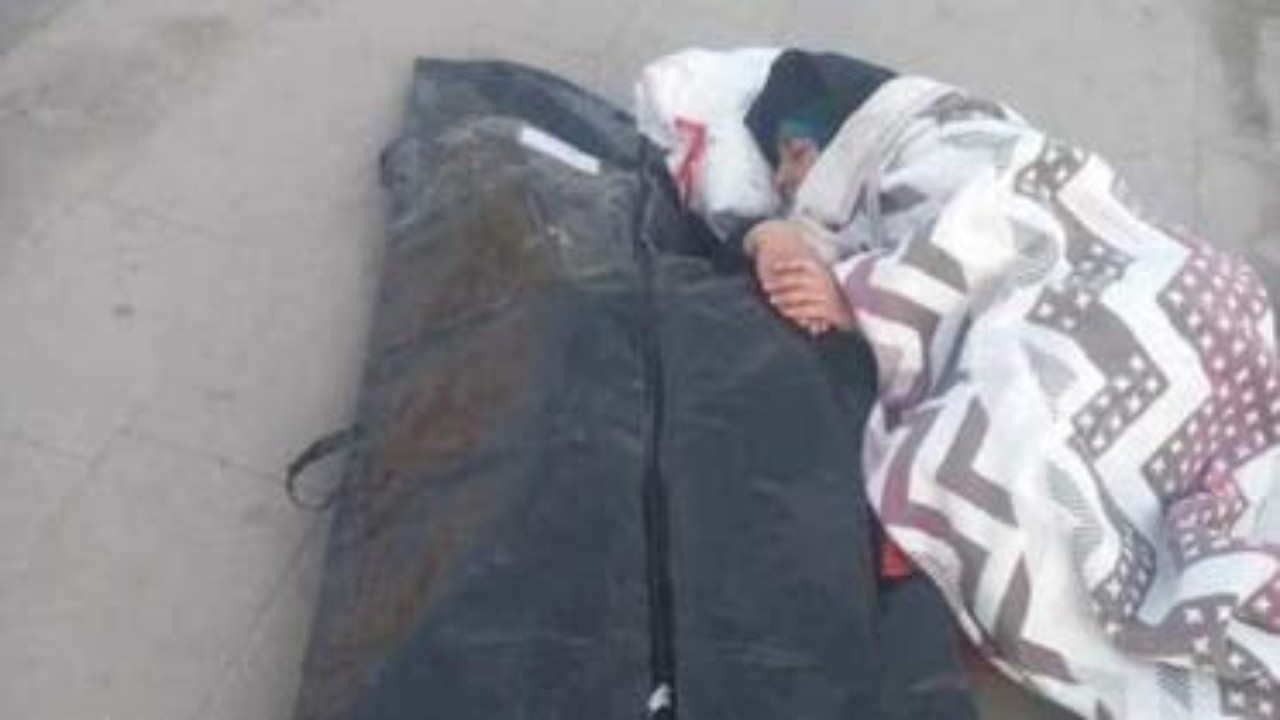 مشهد يفطر القلوب لأم سورية تنام إلى جانب جثة ابنها