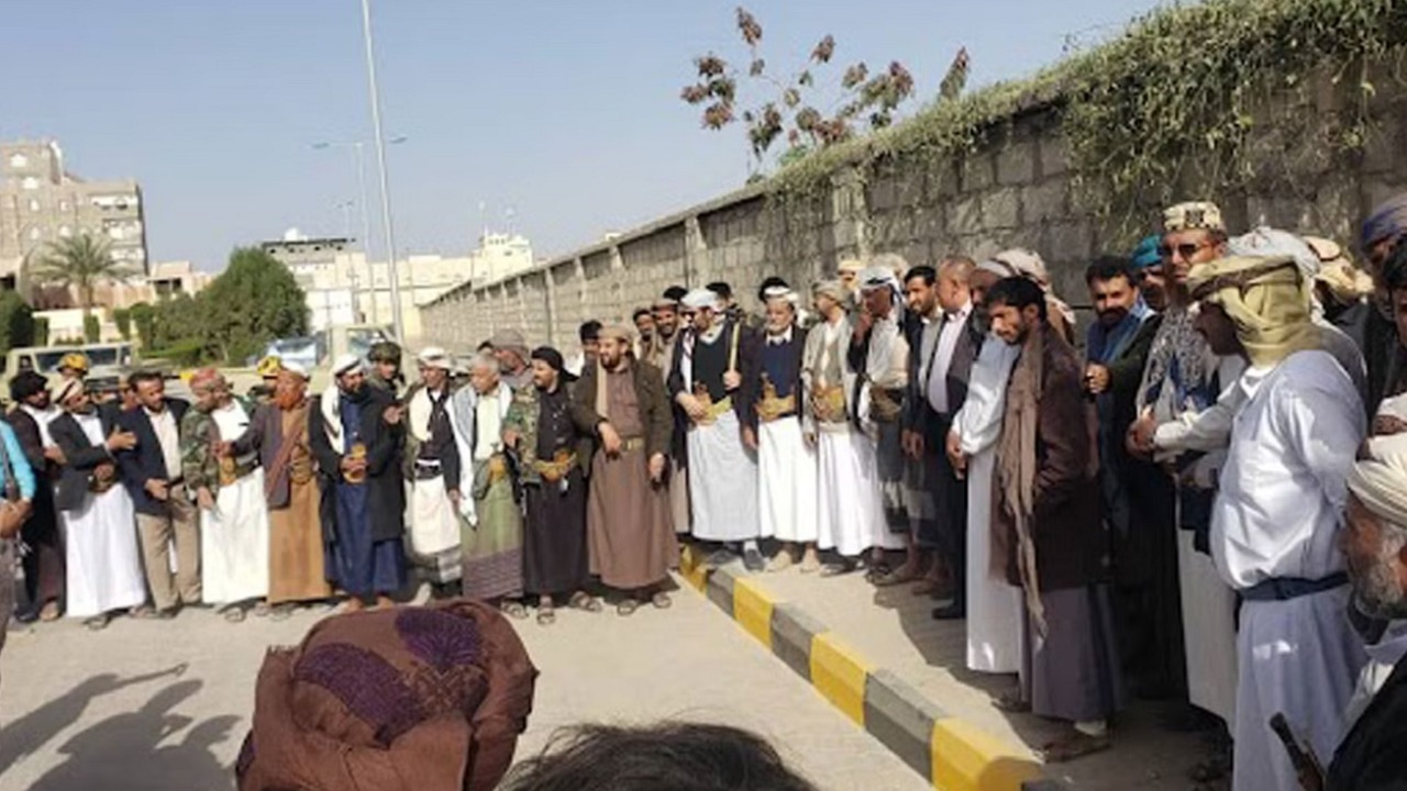 قبل تنفيذ القصاص بلحظات..يمني يعفو عن قاتل ابنه