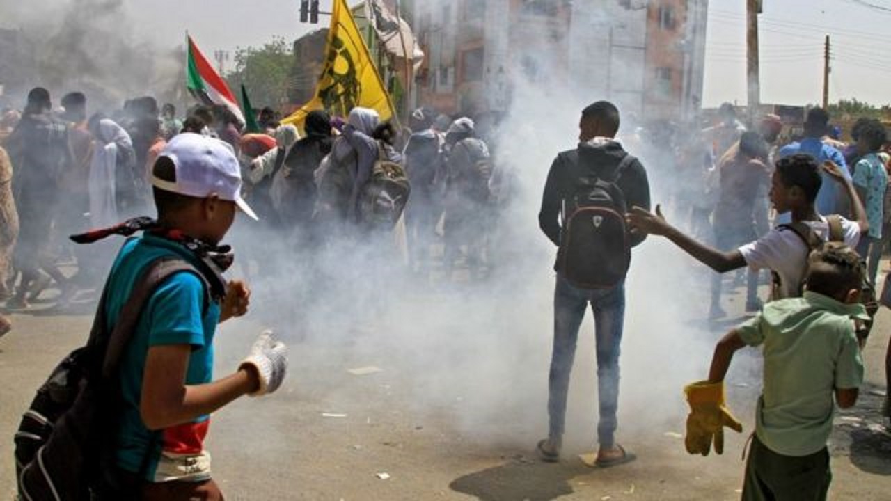 السودان..متظاهرون يحاولون اقتحام محيط القصر الرئاسي والأمن يتدخل