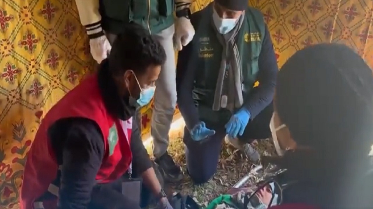 فيديو..لحظة إنقاذ فريق سعودي لفتاة من تحت الأنقاض بتركيا