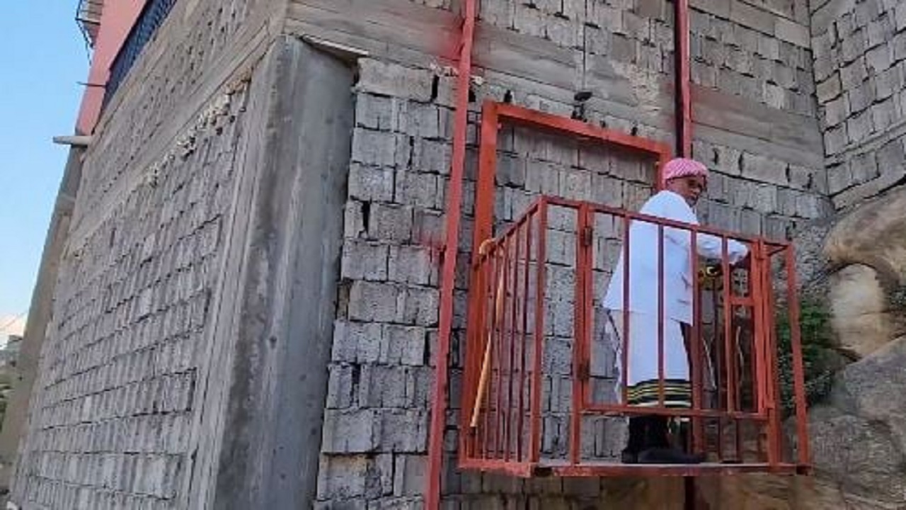 فيديو .. مواطن يبتكر مصعدا لوالده المسن للوصول للمسجد بجازان