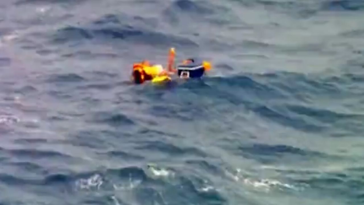 بالفيديو.. صندوق ينقذ حياة 3 أشخاص من الموت غرقًا بعد انقلاب قاربهم