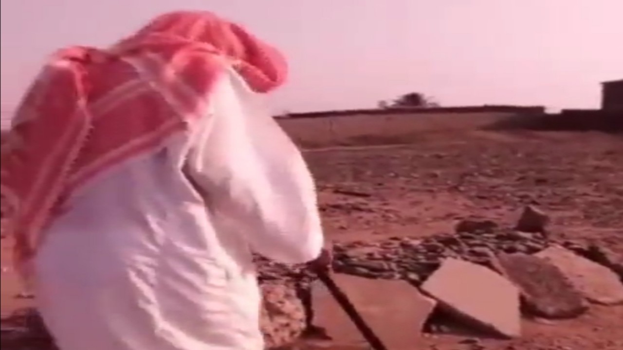 السلام عليكم يا يمة.. فيديو مؤثر لمسن على قبر أمه قبل وفاته (فيديو)