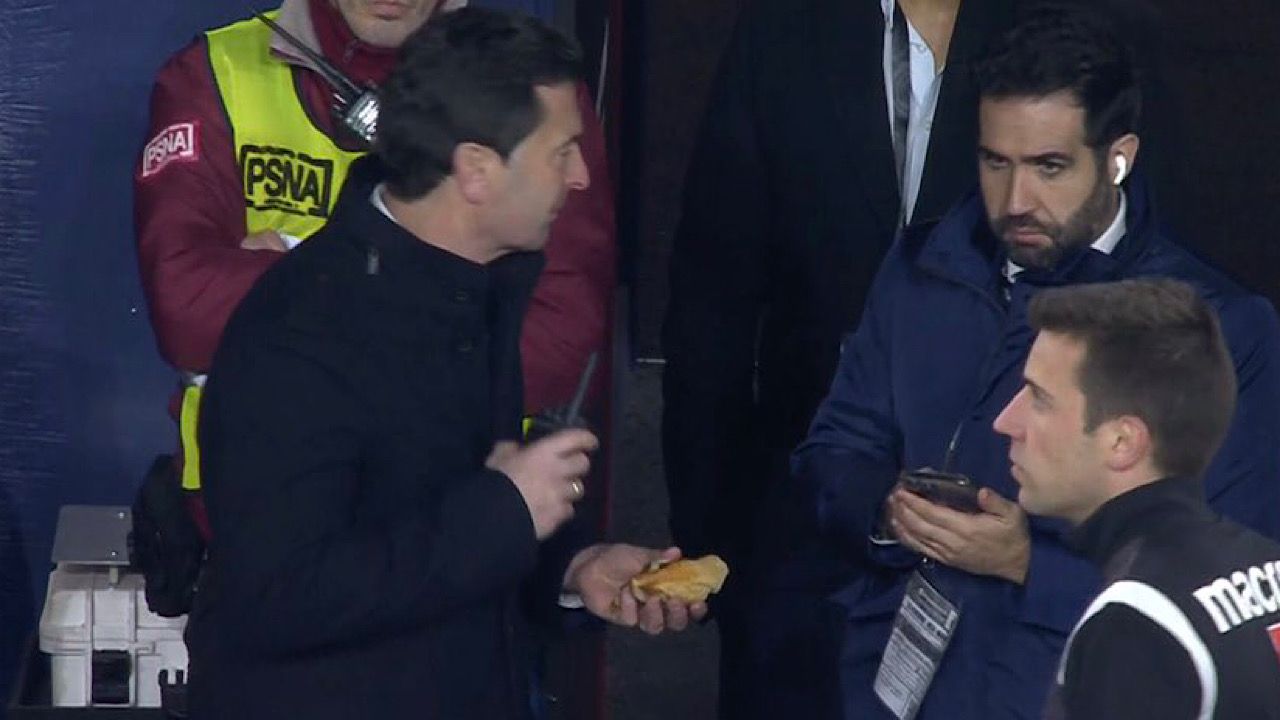 جماهير أوساسونا تلقي الطعام على لاعبي ريال مدريد