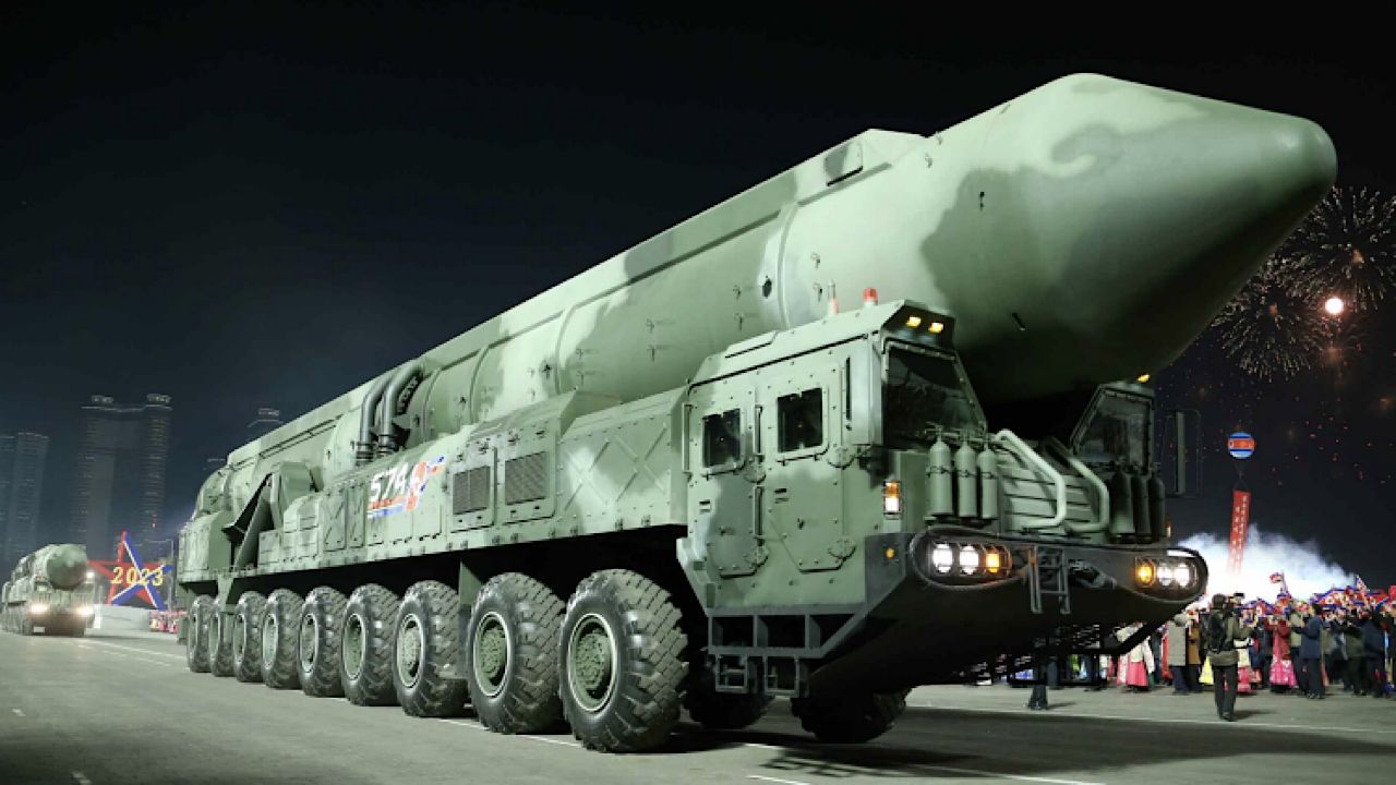 “كوريا الشمالية” تعرض صاروخًا باليستيا عابرا للقارات وأسلحة في عرض عسكري