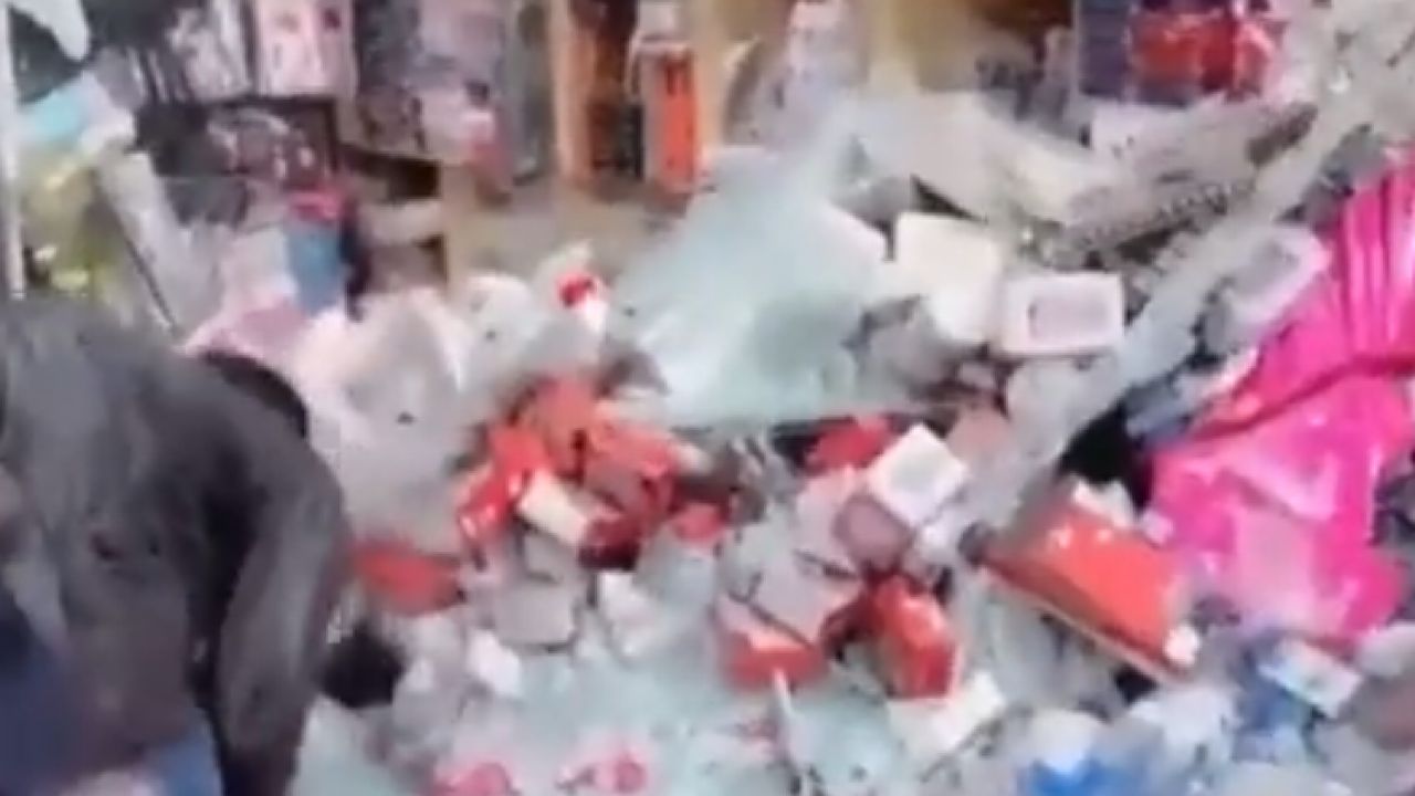 بالفيديو.. امرأة تدخل بمركبتها إلى أحد المحلات في سوق الجامعيين بـ ⁧‫حائل