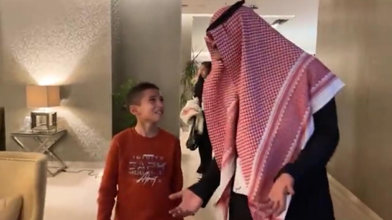بالفيديو.. وصول الطفل السوري الذي تمنى لقاء كريستيانو رونالدو إلى الرياض