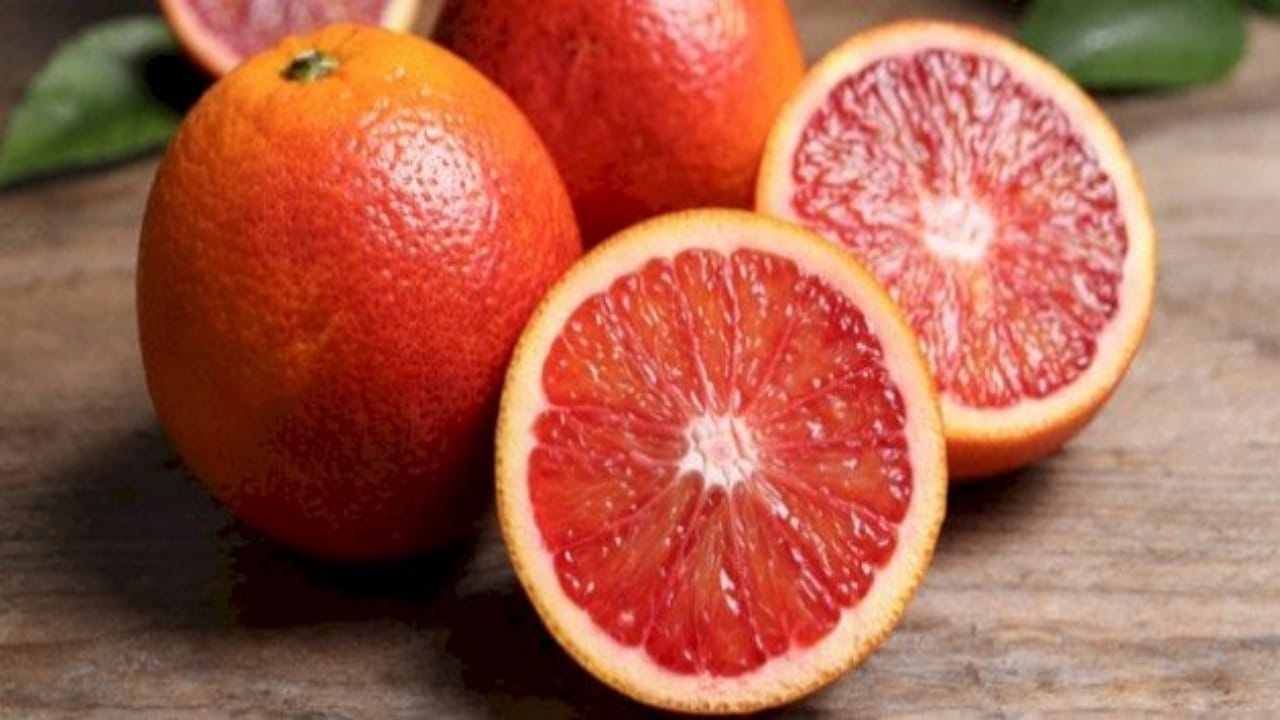 أبرز فوائد البرتقال الأحمر الصحية
