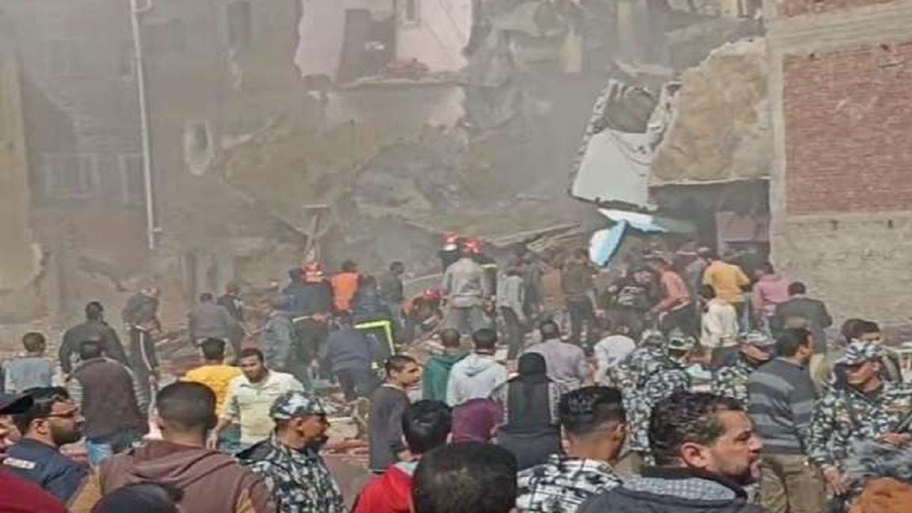 بالصور .. انهيار منزل على رؤوس ساكنيه في مصر
