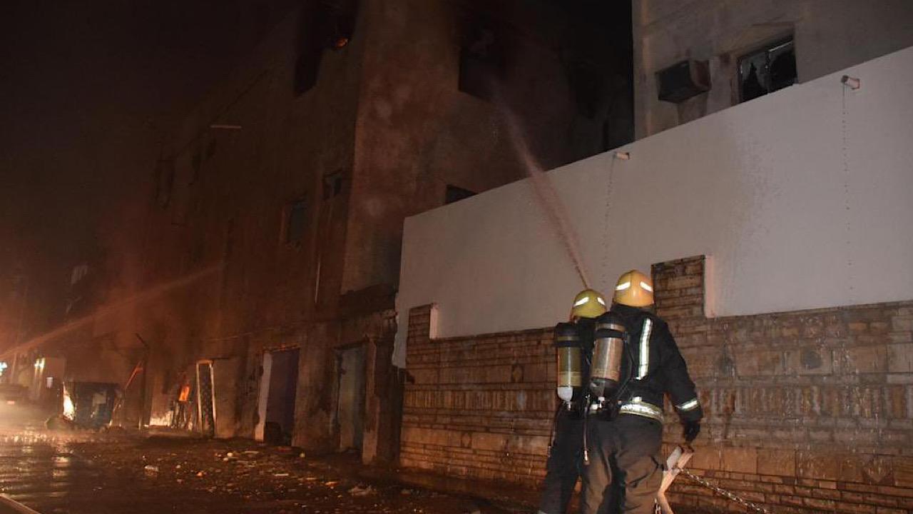 “مدني جدة” يخمد حريقًا اندلع في مبنى بحي الفيصلية