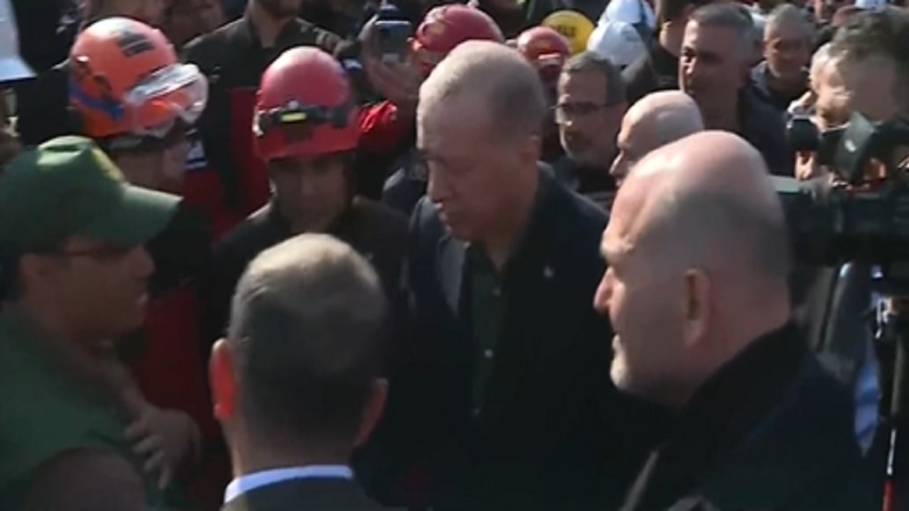 &#8220;أردوغان&#8221; يشكر المملكة من مقر الفريق السعودي للإغاثة في تركيا