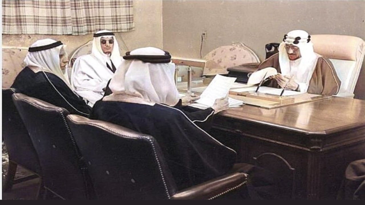 صورة نادرة للملك سعود في اجتماع مع كبار المسؤولين