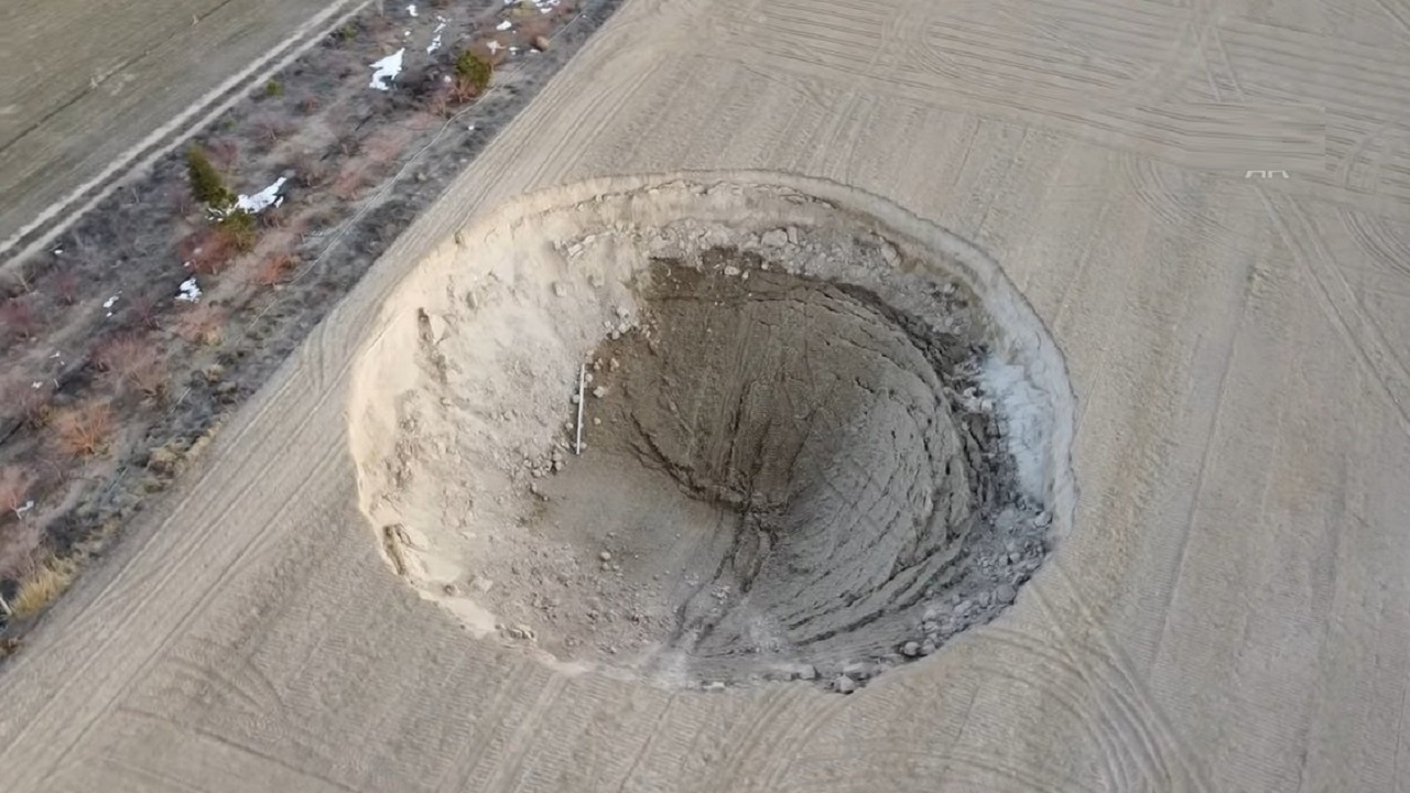 حفرة غامضة بعمق 12 متراً تظهر في لبنان