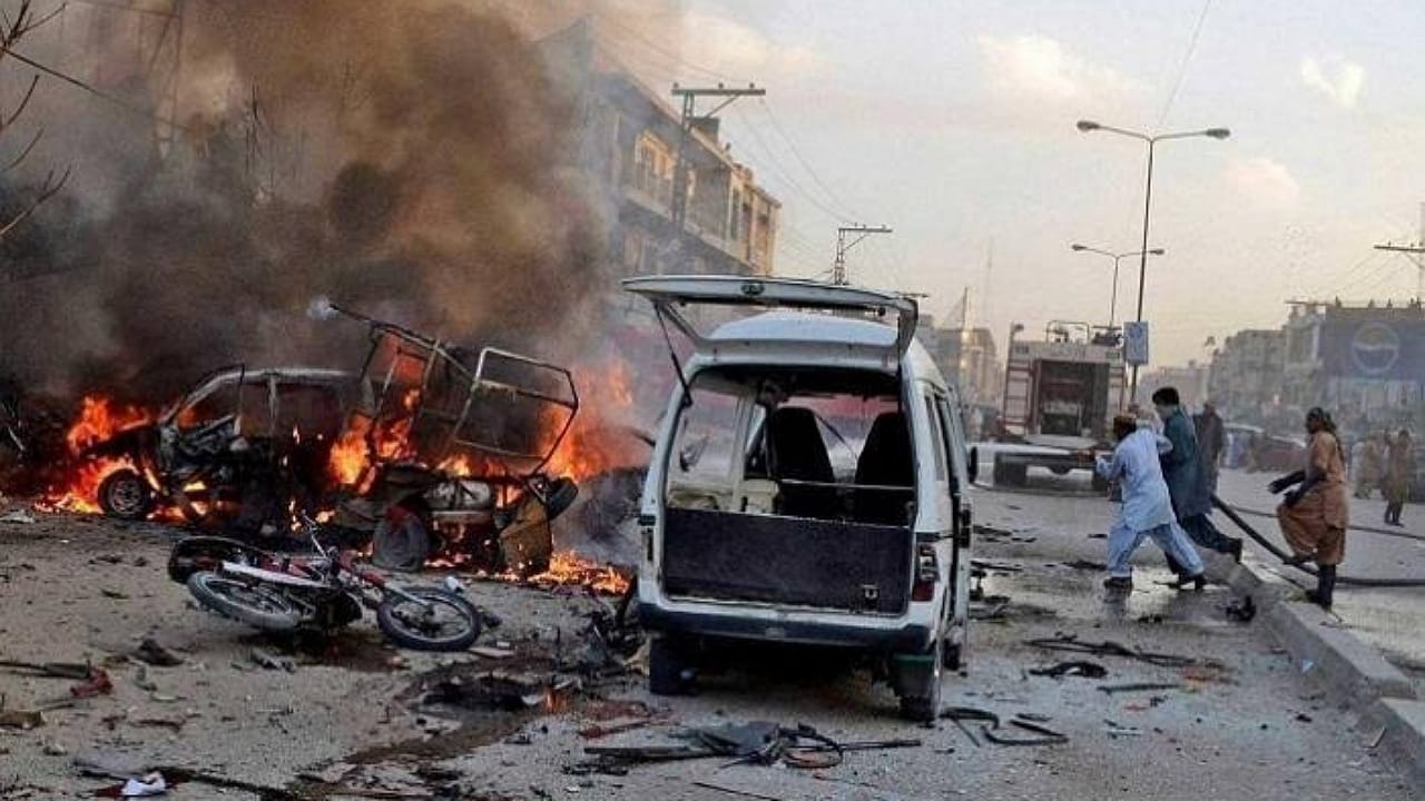 مقتل 4 أشخاص وإصابة 10 آخرين في انفجار بباكستان