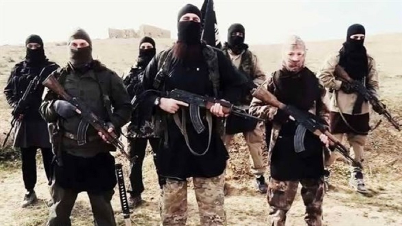 داعش” الإرهابي يعدم 12 مختطفاً بينهم امرأة في سوريا