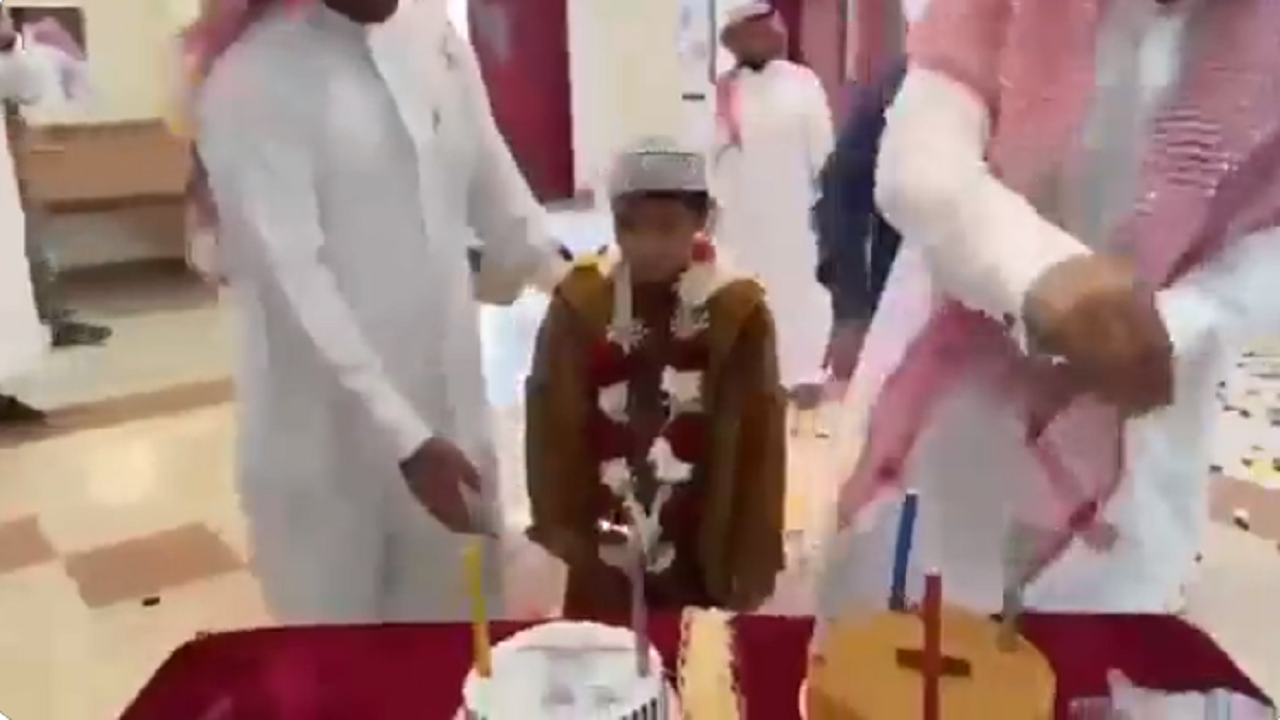 شاهد.. مدرسة في شرورة تحتفل بعودة أحد طلابها من رحلته العلاجية