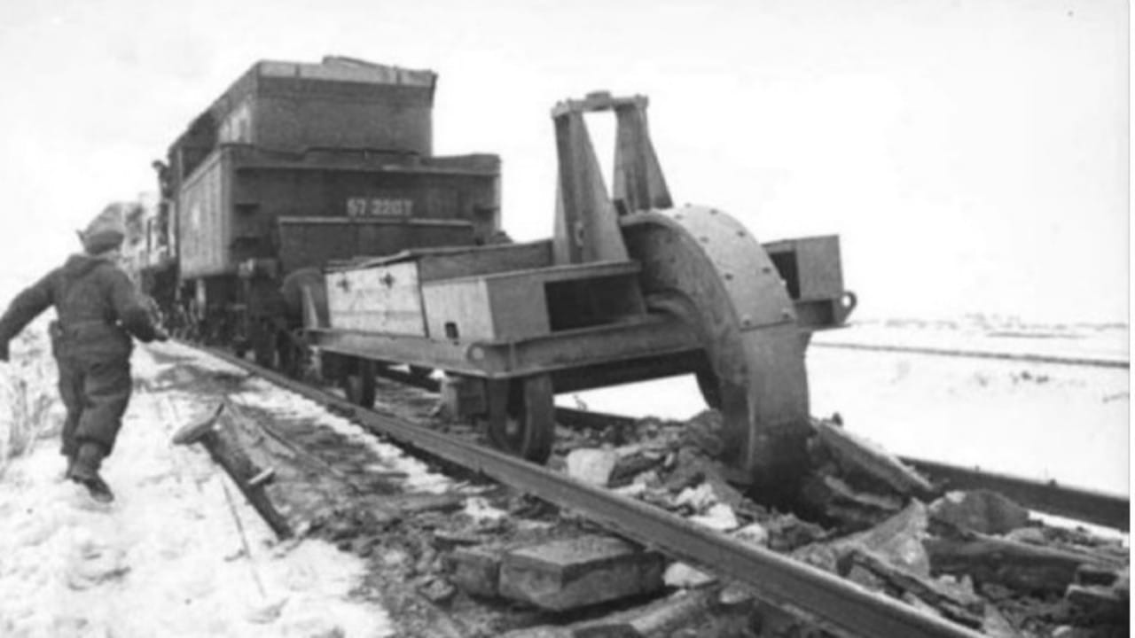 شاهد.. صورة نادرة لتدمير سكة الحديد التي كان يستخدمها الجيش الألماني في الحرب العالمية الثانية