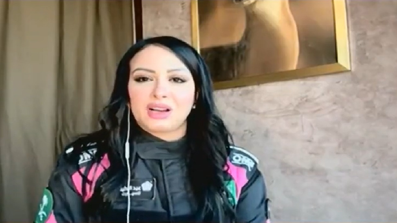 بالفيديو.. مصممة الأزياء &#8220;مها الحملي&#8221; تروي قصتها مع قيادة السيارات الرياضية