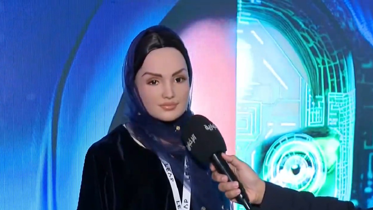 بالفيديو .. أول روبوت بشري صنع بأيد سعودية في مؤتمر ليب 23